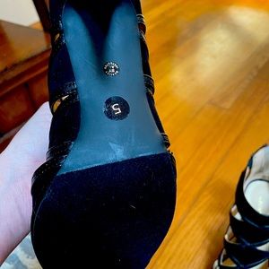 Beautiful black zip back heels